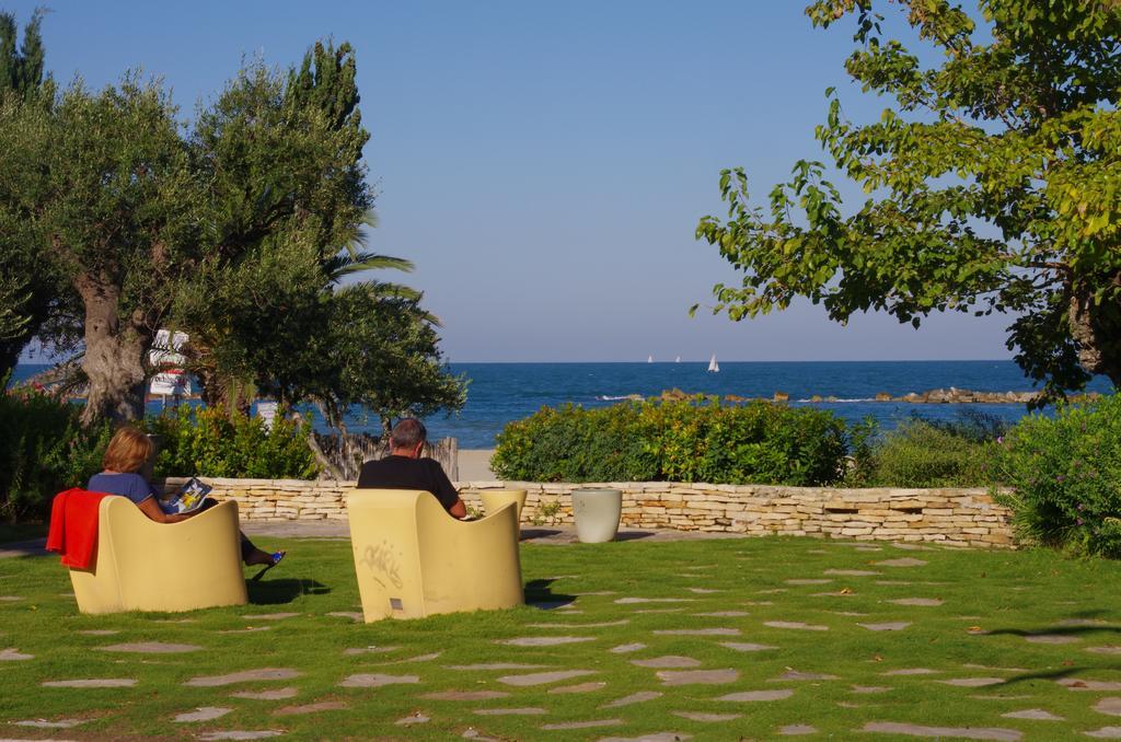 Residence Acquamarina Сан-Бенедетто-дель-Тронто Екстер'єр фото